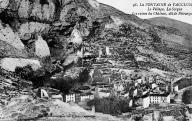 Le village, la Sorgue,les ruines du château dit de Pétrarque. Fontaine-de-Vaucluse