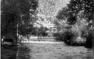 Un barrage sur la Sorgue.Fontaine-de-Vaucluse