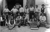 L'équipe des hommes dans un atelier (reproduction musée de la vannerie) à Cadenet