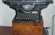 Machine à écrire de marque Underwood.